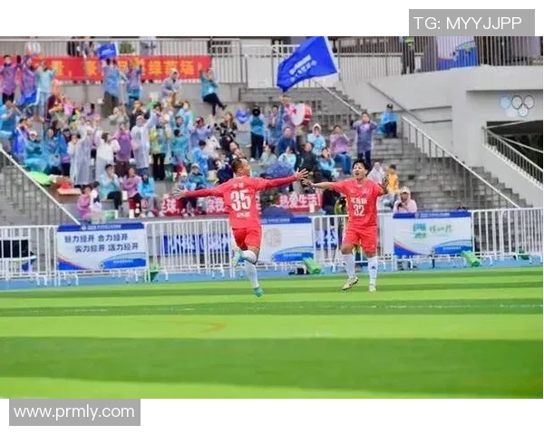 足球巨星街头挑战展现惊人球技引发热潮 足球巨星街头挑战展现惊人球技引发热潮