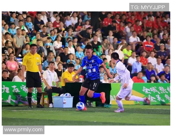 足球明星激烈冲突现场回放引发热议球迷反应不一 足球明星激烈冲突现场回放引发热议球迷反应不一